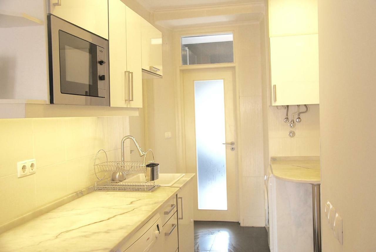 Sunny, And Comfy Ap. In Av. Da Liberdade Lisboa